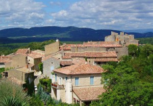 Das Dorf Labastide de Virac, südlich der Ardèche-Schlucht, 9km von Vallon Pont d'Arc Das Dorf Labastide de Virac, südlich der Ardèche-Schlucht, 9km von Vallon Pont d'Arc