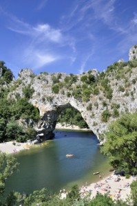Die Ardèche: eine faszinierende Landschaft rund um den Fluß und den Pont d'Arc (© pounais24 Fotolia.com) Die Ardèche (© pounais24 Fotolia.com)